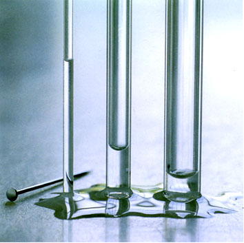 Dette bildet har jeg stjålet fra hydrologie.org. Et fint eksempel på at vann i trange rør kryper høyest.