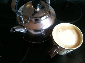 Kaffekjele og ferdig kaffe. Den ble dessverre drukket opp i løpet av blogginnlegget. Nå har jeg ikke kaffe til dataanalysen. Søren heller. 