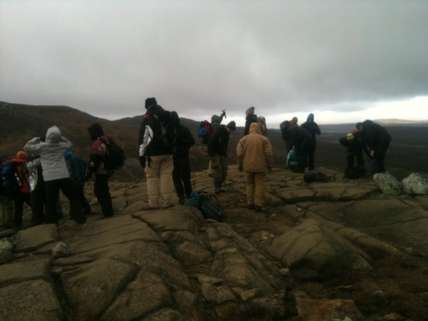 Kalde studenter står på sprukne mantelbergarter. 