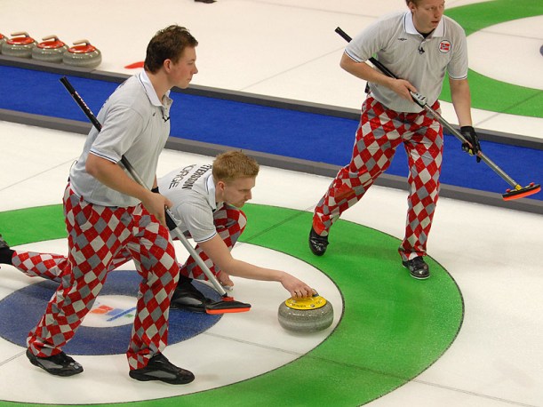 Her er det norske curlinglaget i aksjon under OL i Vancouver. Foto: Bjarte Hetland/Wikimedia Commons