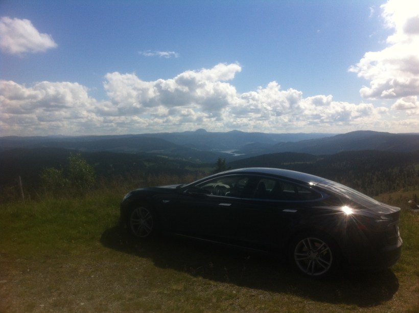 Snobbete bil uten eksosrør og motorstøy i fin utsikt. 