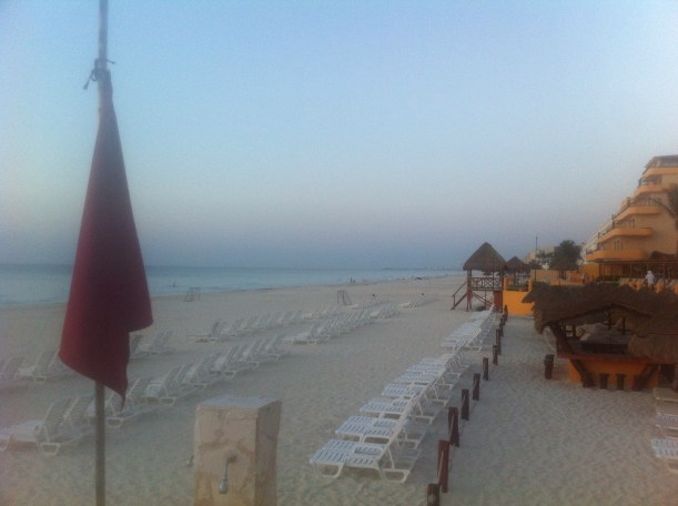 Jetlagen gjør at jeg kan stå opp tidlig og se soloppgangen over havet.