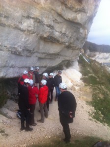 Sikkerhetsbevisste vitenskapsfolk titter på kritt og iridiumrik leire. 