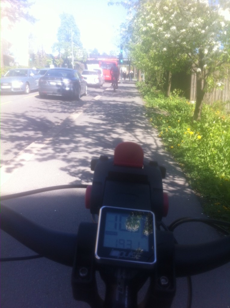 I friskt driv forbi trafikken opp bakkene fra Carl Berner. Med en hånd på styret for å ta bilde mens jeg sykler. Derfor er hastigheten 10 km/t istedenfor over 20. Da jeg var vel hjemme hadde jeg rundet 200 km. 
