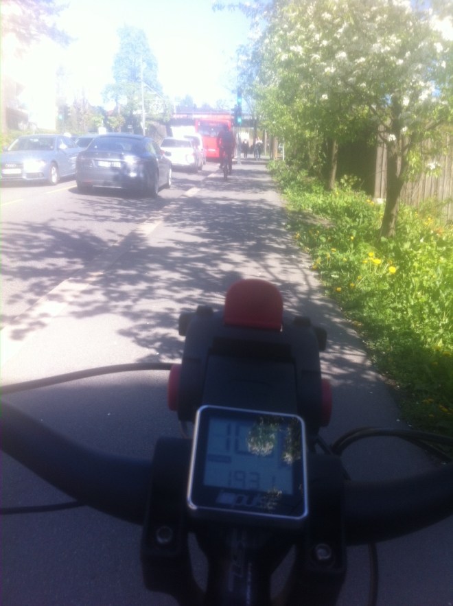I friskt driv forbi trafikken opp bakkene fra Carl Berner. Med en hånd på styret for å ta bilde mens jeg sykler. Derfor er hastigheten 10 km/t istedenfor over 20. Da jeg var vel hjemme hadde jeg rundet 200 km. 